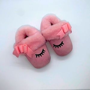 UGG INFANT LIGHT PINK SUEDE BOOTIES. EYELASH EMBROIDERY AND PINK GLITTER BOW
